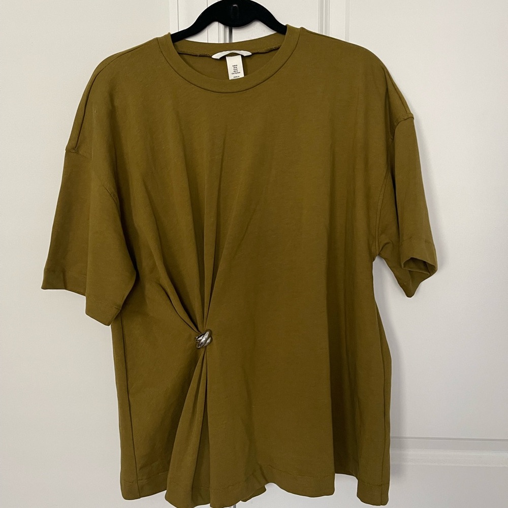 H&M Olive Short Sleeve Crewneck Tee with Side Ring Twist
